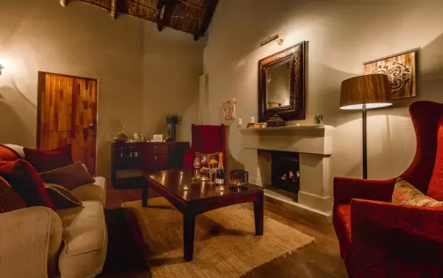 AMAKHALA HLOSI GAME LODGE - LIVING ROOM